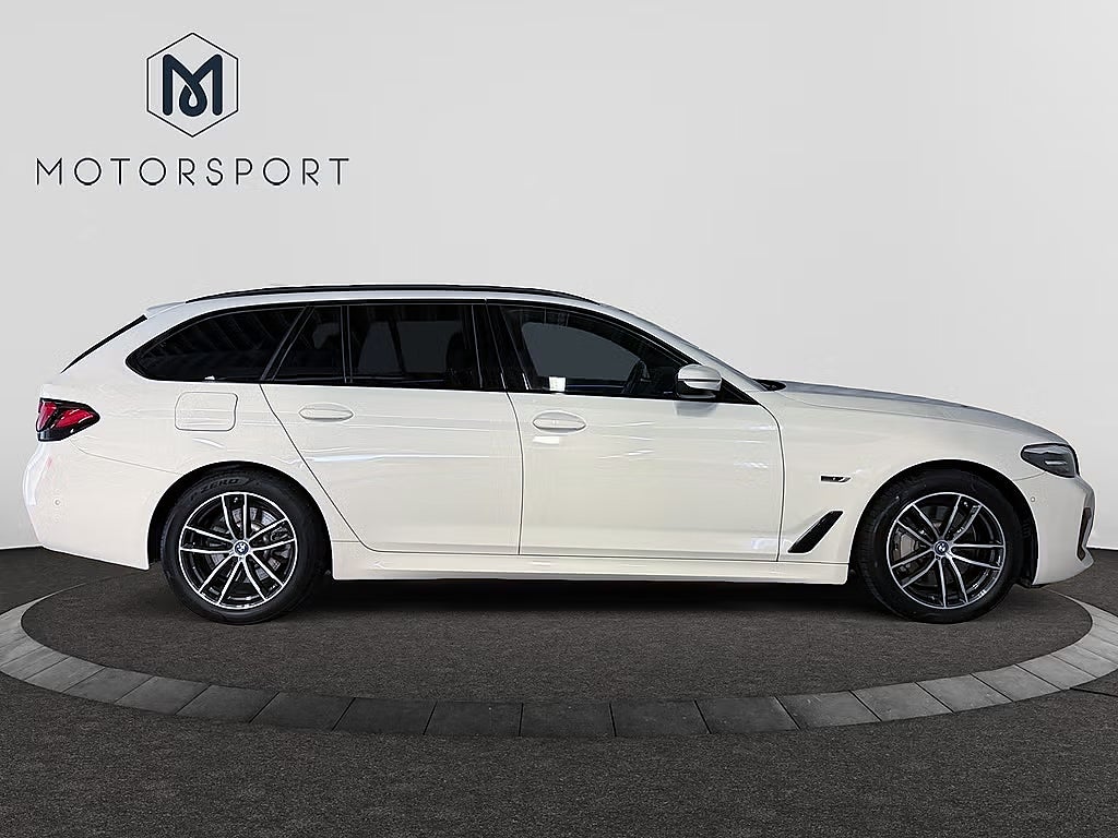BMW 530e xDrive Touring M Sport Farthållare B-kam Sensatec läder bild 8