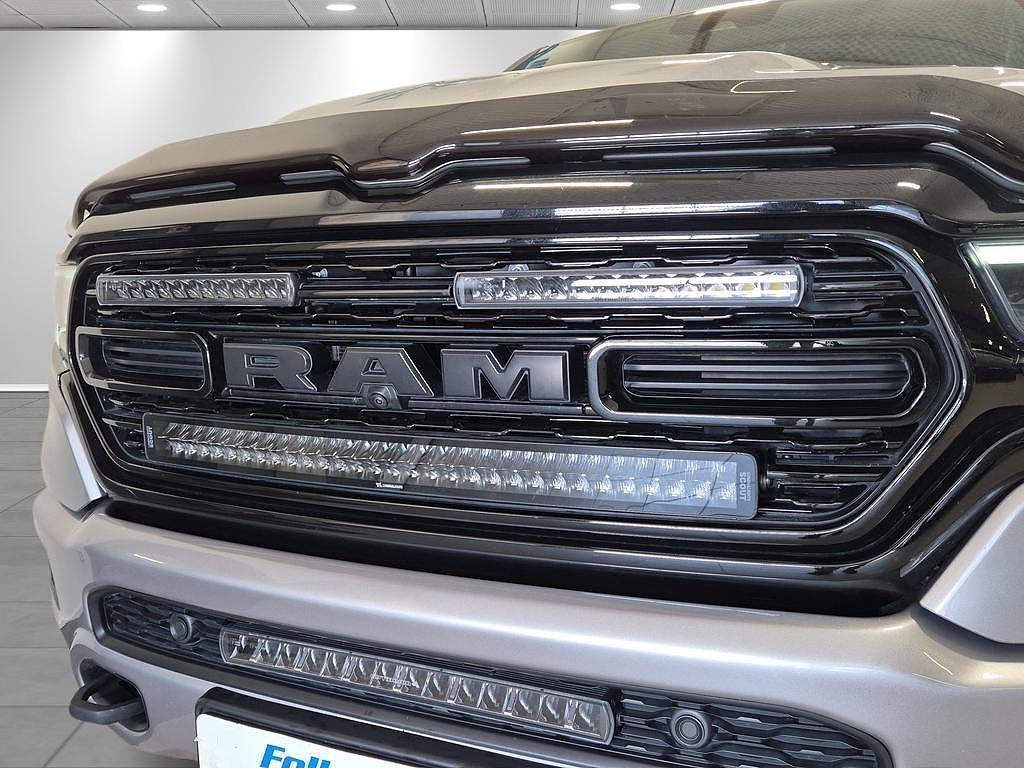 Dodge RAM 1500 Limited Night Ed. V8 HEMI Hundkåpa Extraljus x5