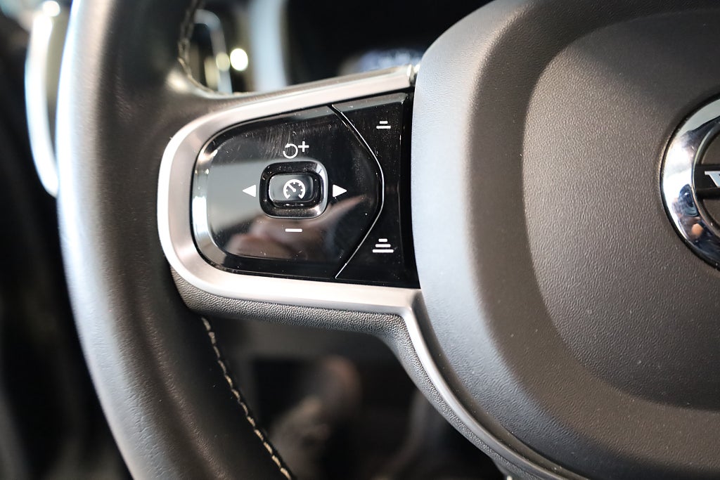 Volvo XC60 Recharge T6 AWD AUT R-Design Pano H&K Navi Kamera 2021