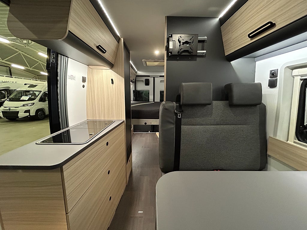 Sun Living V 65 GX /Dieselvärme / Höj & Sänkbarsäng / Automat / B-körkort/ - Sun Living