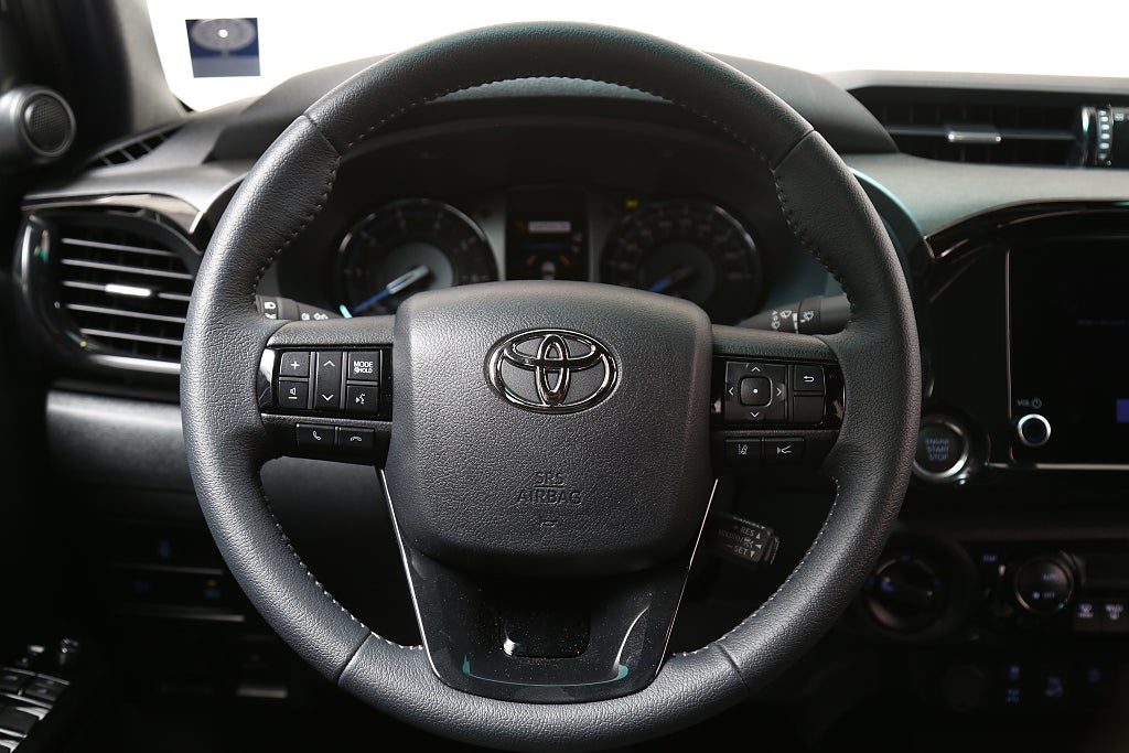 Toyota Hilux Dubbelhytt 2,8 MHEV 204hk Invincible 4WD Flak/Kåpa Moms 2026
