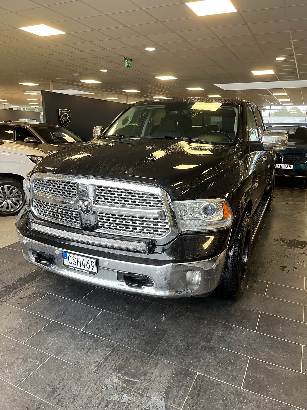 RAM 1500 Laramie Crew Cab 5.7 V8 HEMI AWD / Drag / Flaklock