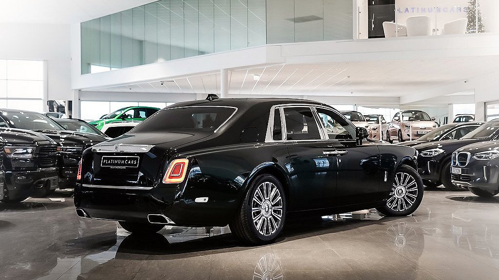 Rolls-Royce Phantom har champagnekyl i baksätet och inkluderar två glas.
