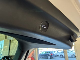 Tesla Model Y Performance S&V/Drag/Pano/Värmepump/Ljusramp/Elstolar – bild 18