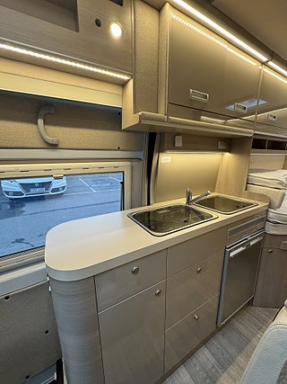 Husbil-halvintegrerad Globe-Traveller Pathfinder Z 150HK Automat! Långbäddar & utfällbar dubbelbädd! 7 av 19