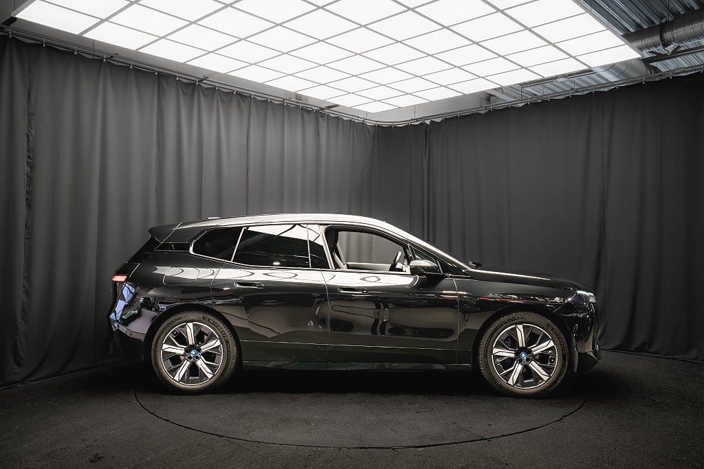 BMW iX xDrive50 LUFTFJÄDRING BAKAXELSTYRNING DRAG 97%SoH MOMS