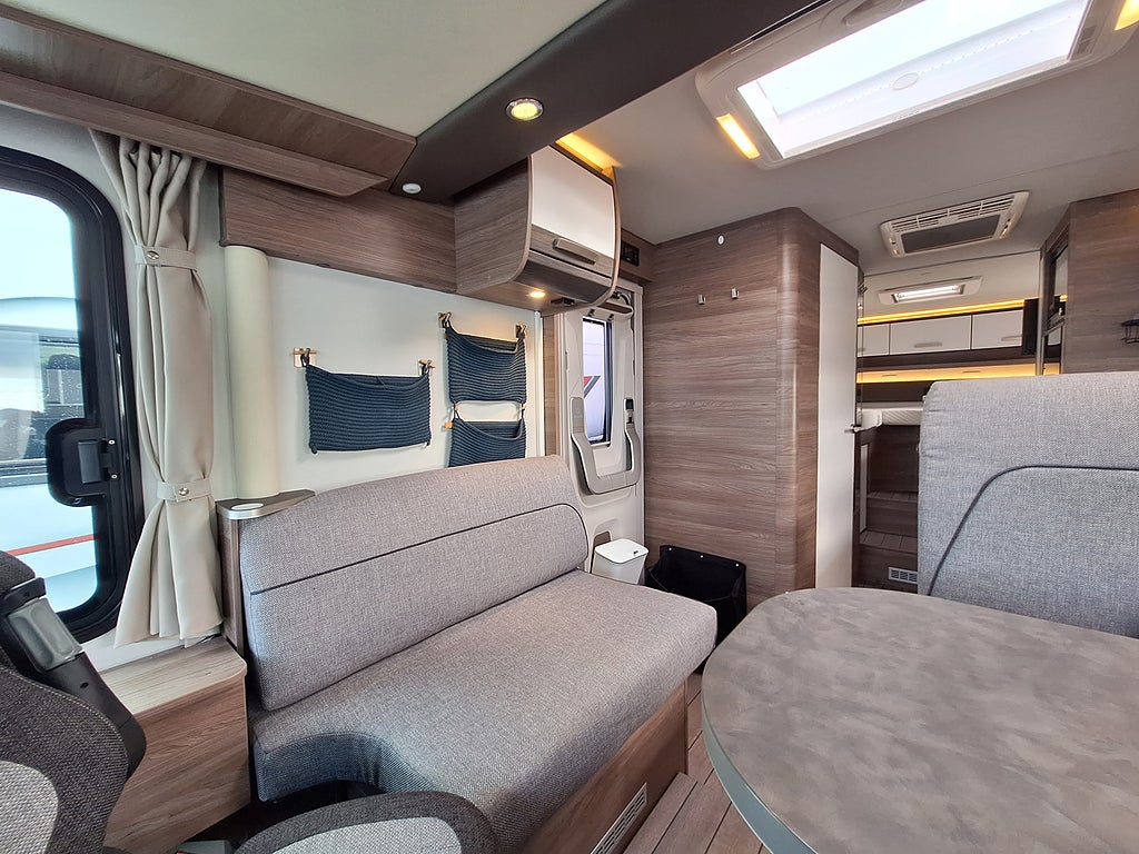 Knaus Live I 700 MEG Långbädd, Automat, Solcell, AC, Dragkrok