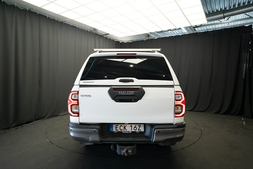 Toyota Hilux AWD Invincible KÅPA LÄDER D-VÄRM DRAG KAMERA JBL MOMS