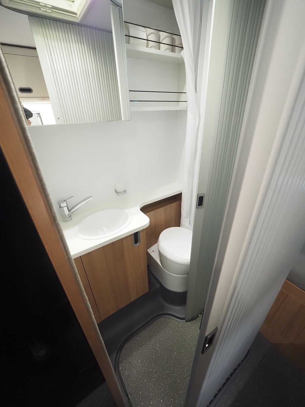 Sun Living S 70 DK AC I 6 bälten I 6 bäddar I 3500kg I B-kort 2018