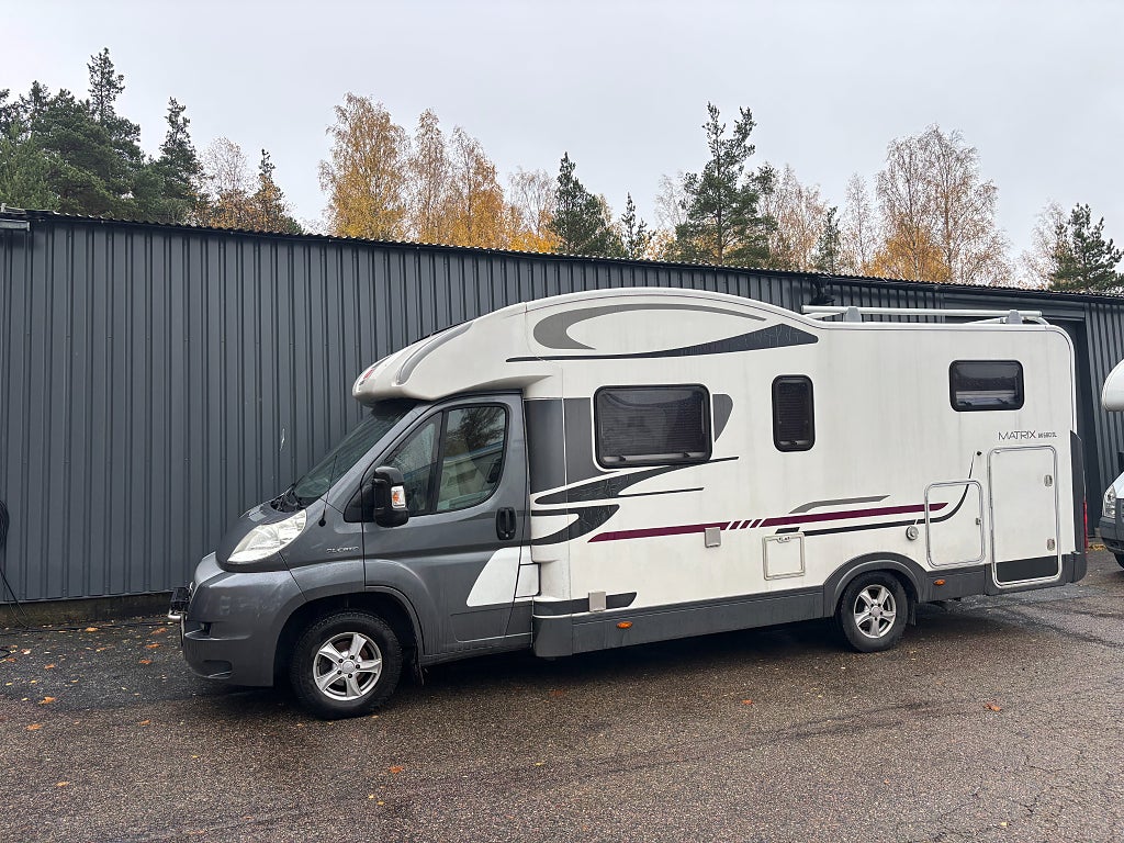 Adria Matrix 680 SL Långbädd / 3500 kg / Dropdown