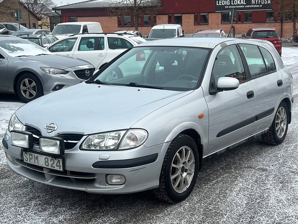 Nissan Almera 5-dörrar 1.8 114HK Besiktigad Dragkrok 
