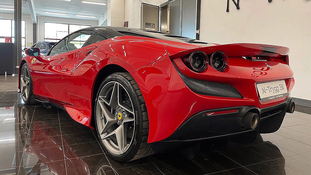 Ferrari F8 Tributo är en vidareutveckling av Ferrari 488 GTB. 