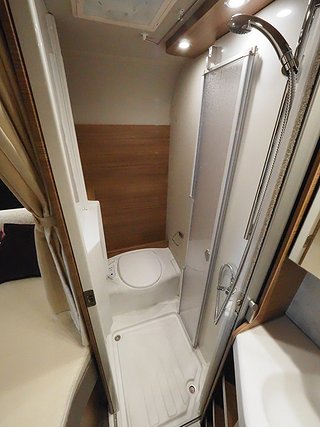 Husbil-integrerad Knaus Van i 550 MF 13 av 16