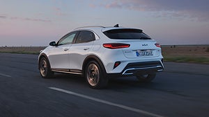 Kia Xceed har fått ett sportigare utseende genom ny front, grill och LED-strålkastare. Foto: Kia 