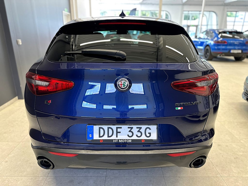 Alfa Romeo Stelvio 2.0 Turbo 16V Q4 200HK/B-Kamera/Veloce Läder/Navi/4.99%