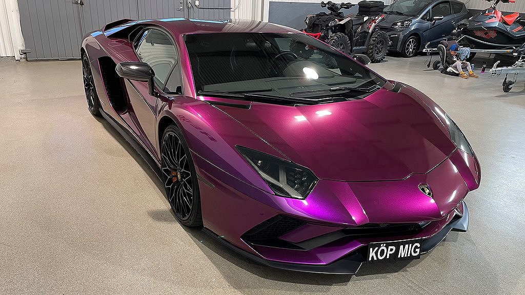 Lamborghini Aventador S LP 740-4 har en 6,5-liters V12-motor som genererar 740 hästkrafter. 