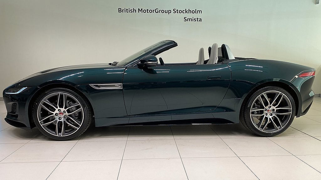 Jaguar F-Type P300 har en rak fyra på 300 hästkrafter.