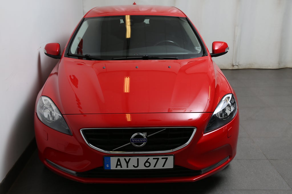 Volvo V40 D3 150hk Kinetic Nybesiktad P-sensorer Värmare