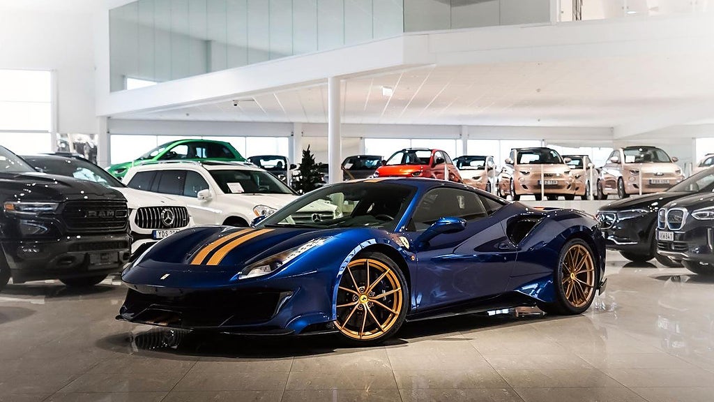 Ferrari 488 Pista har en V8-motor på 720 hästkrafter. 