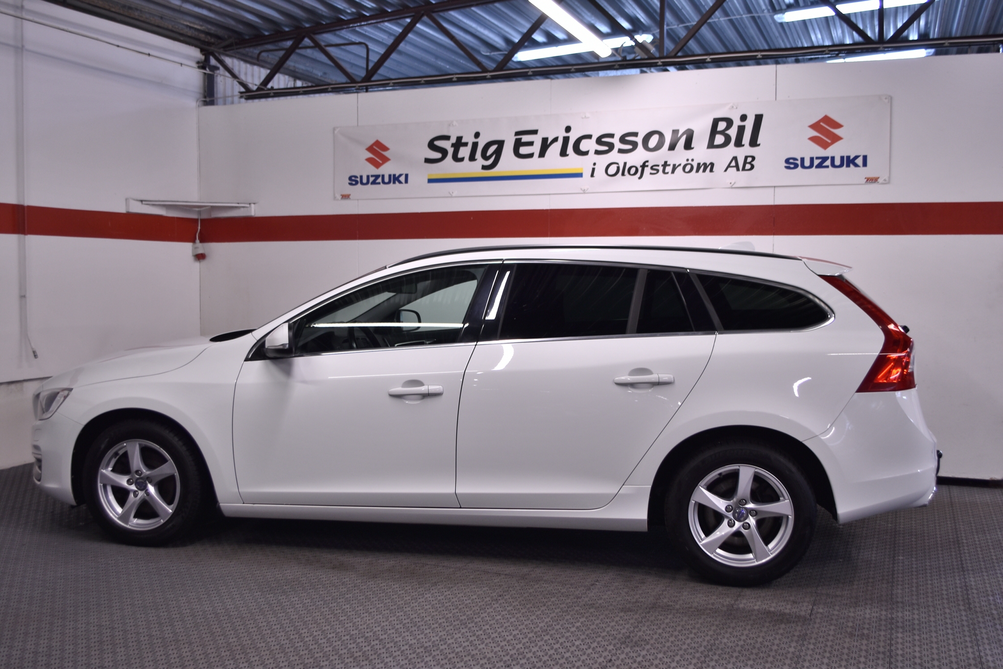 Volvo V60 D4 Momentum 2015, bild 4/33
