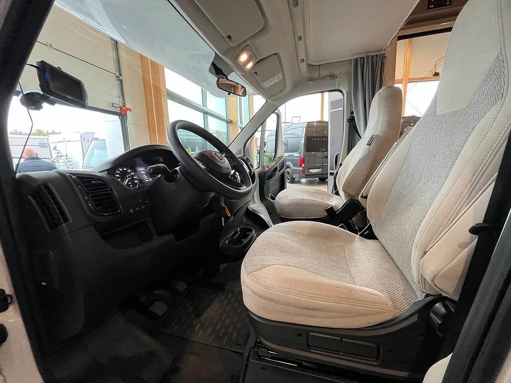 Carado A 464 / B-kort / 6 bältade / 6 Sovplatser / 845 Mil - Carado