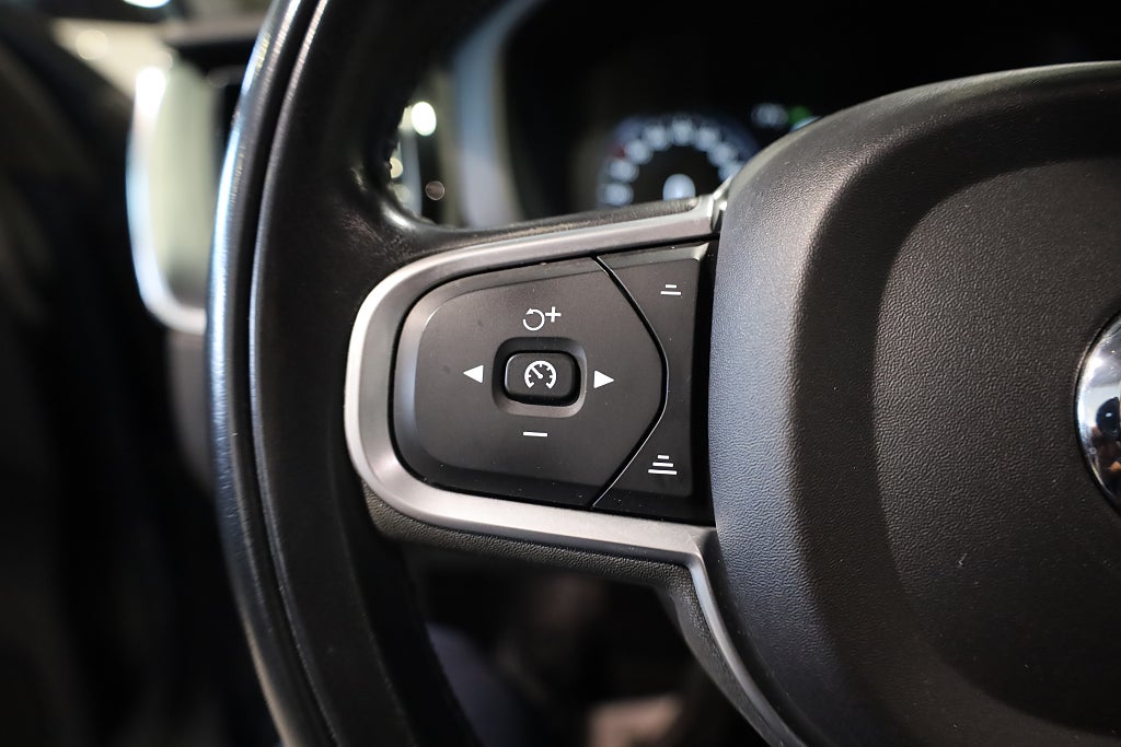 Volvo XC60 D4 AWD AUT Momentum SE Navi Drag VOC Leasbar 2019