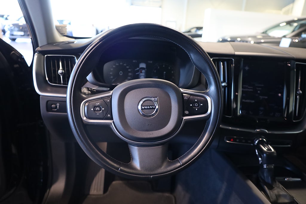 Volvo XC60 T5 AWD Geartronic Momentum Advanced Drag Pano Navi 2020