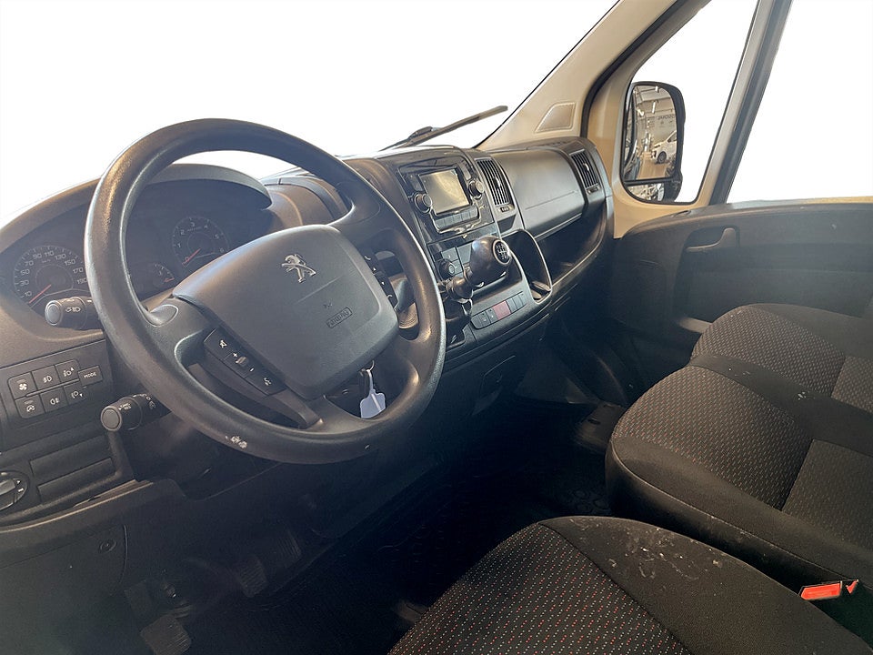 Bild på Peugeot Boxer Van 335 PRO+ 2.2 BHDi 165hk L3H2 B-KAMERA DRAG