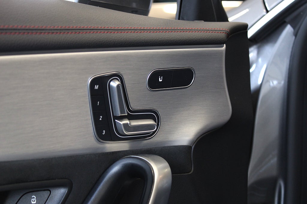 Mercedes-Benz CLA 200 /AMG/Panorama/Burmeister/Panelbelysning/Backkamera/