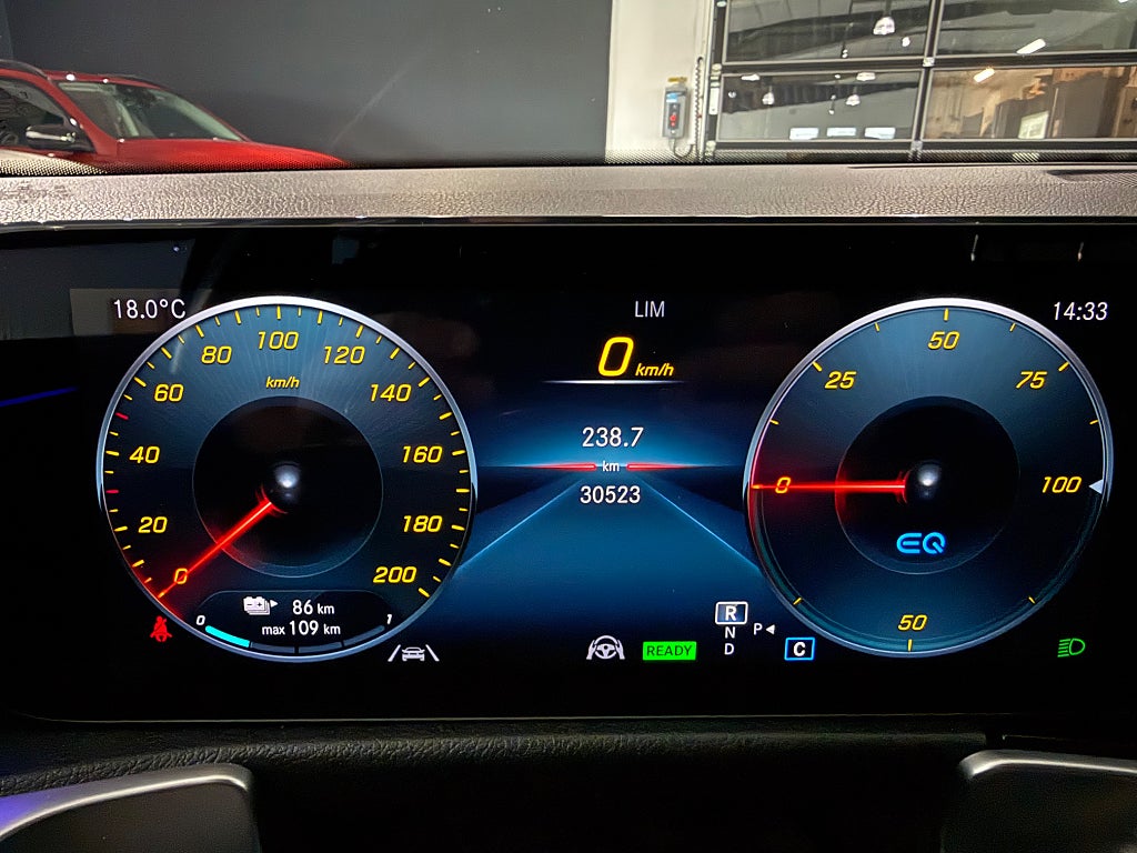 Mercedes-Benz EQB 300 4MATIC Progressive Line Värmare Navi - bild 13