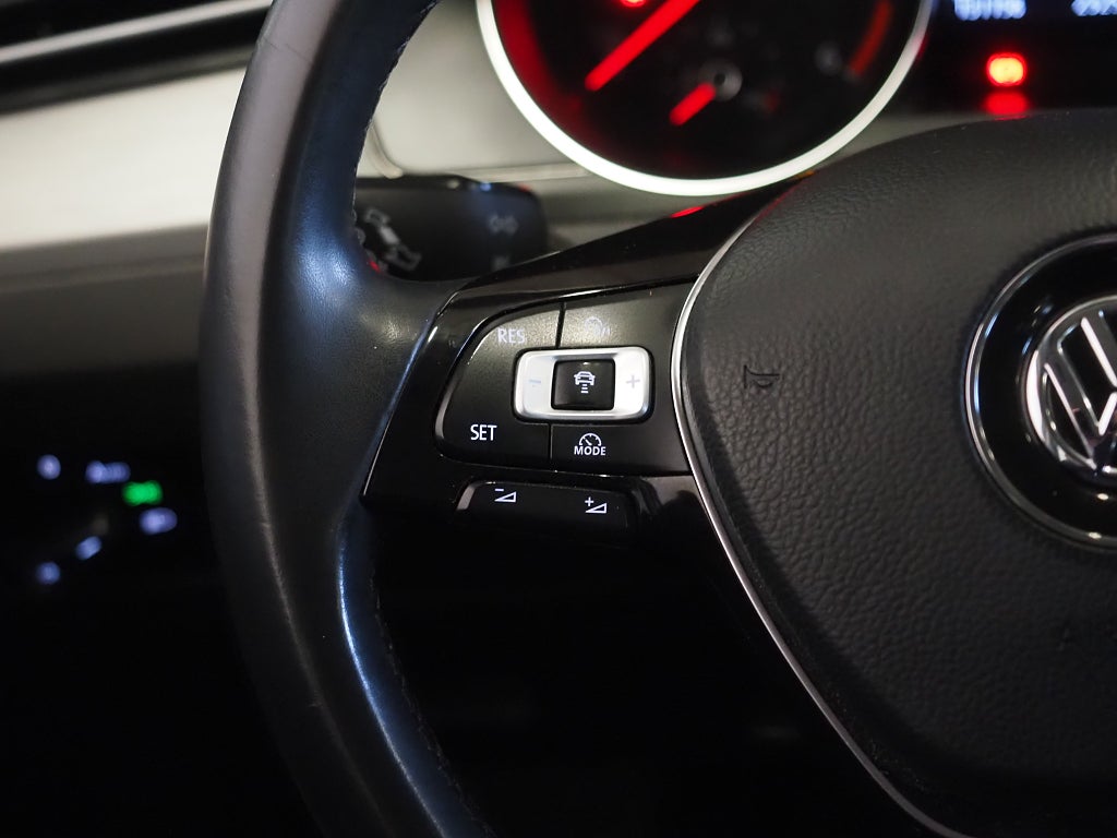 Volkswagen Passat Sportscombi 1.6 TDI 120hk Drag D-Värmare Kamera