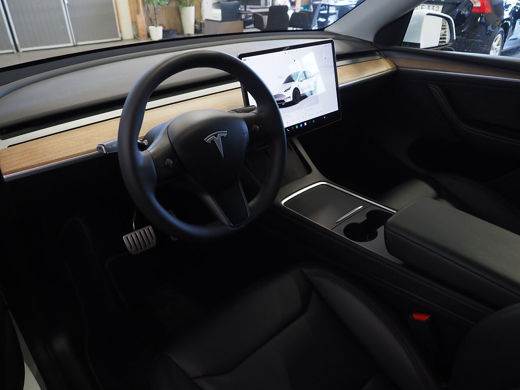 Tesla Model Y Performance 534hk AWD | Dragkrok | Panorama | Moms | 2023