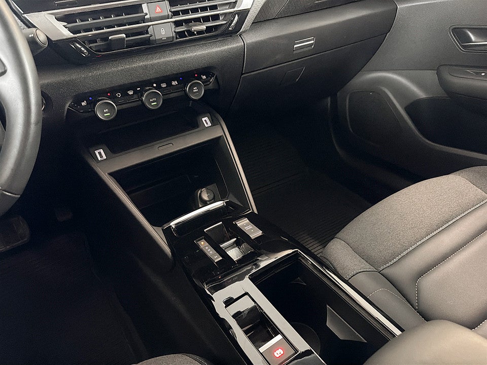 Bild på Citroën C4-X Shine 1.2 PT 130hk Aut B-KAMERA HUD RATTVÄRME