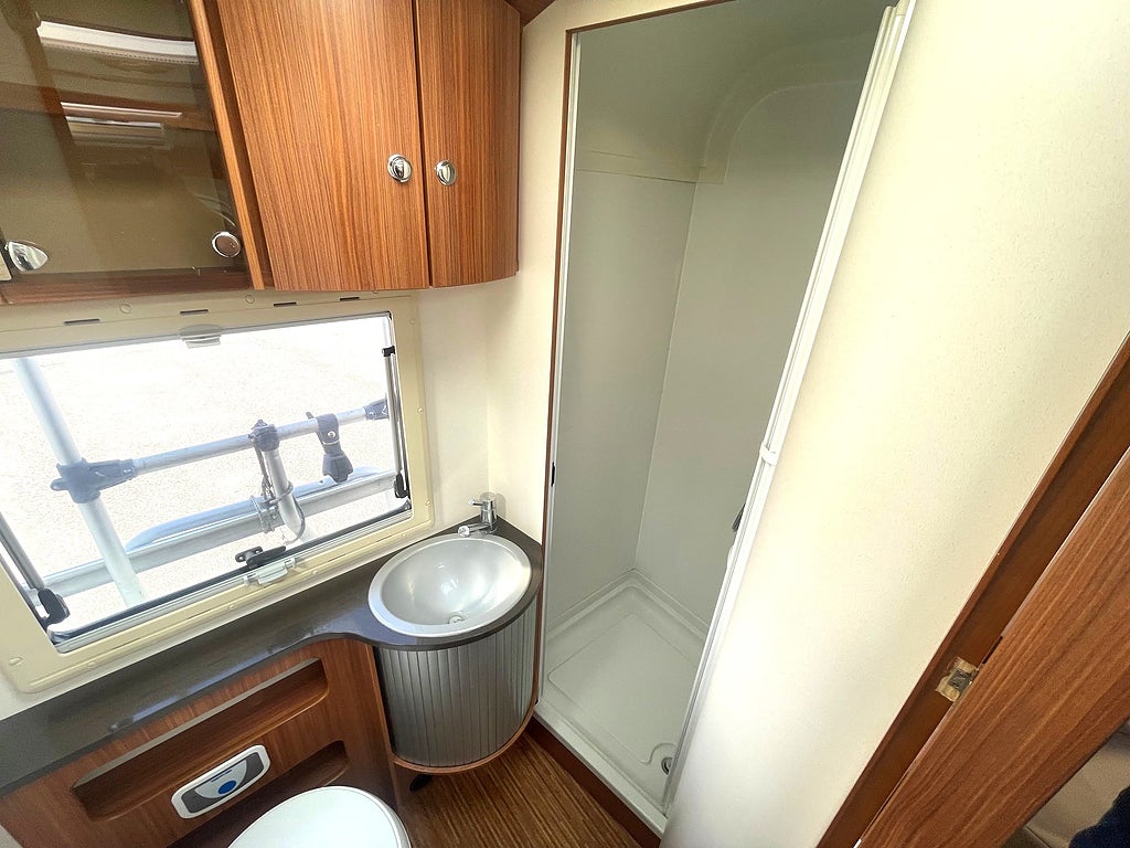 Adria Coral S 670 SLT långbäddar toa bak 5 åkande 3500 kg