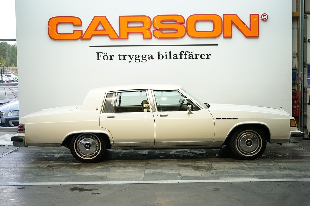 Limited Sedan 5.7 V8 Fint skick! Nylackerad!
