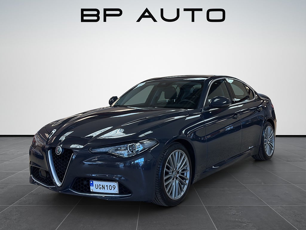 Alfa Romeo Giulia 2.2 JTD 16V Super GPS Låga Mil PDC Nyservad 180hk
