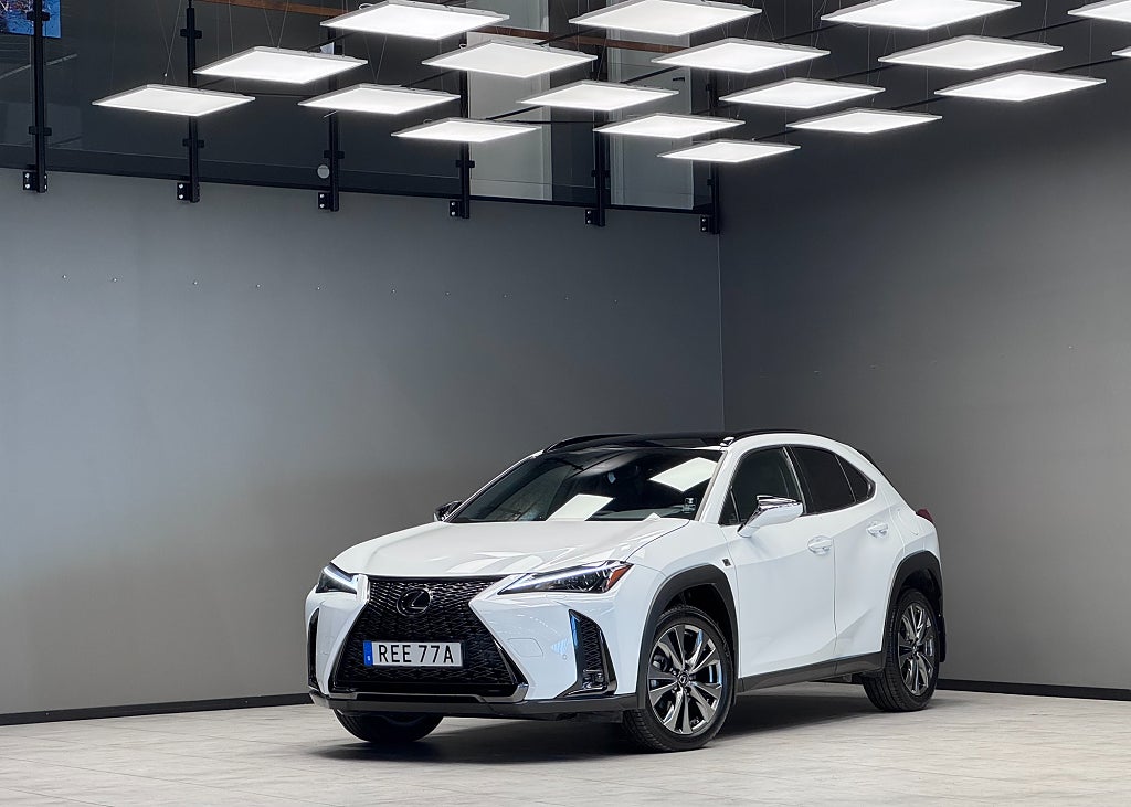 Lexus UX 250h CVT F Sport / Värmare / Läder / Navi