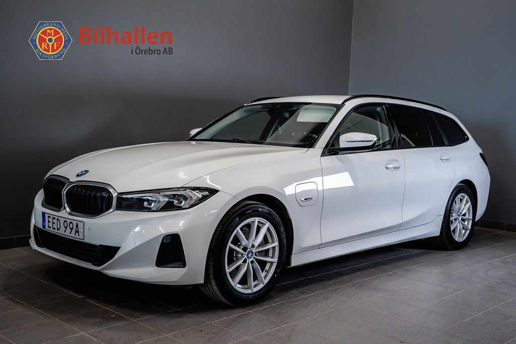 BMW 330e xDrive Touring Sport Line Facelift Paddlar Navigation