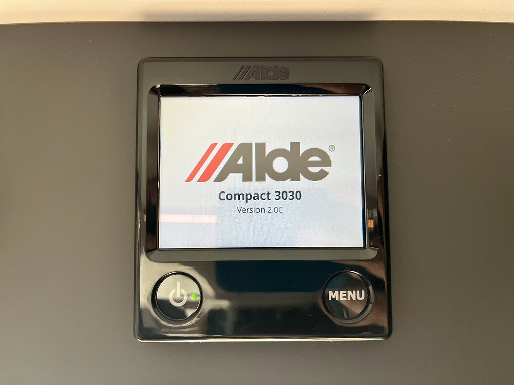 Adria Adora 613 UT /ALDE / Queens-bed på tvären / Badrum bak - Adria