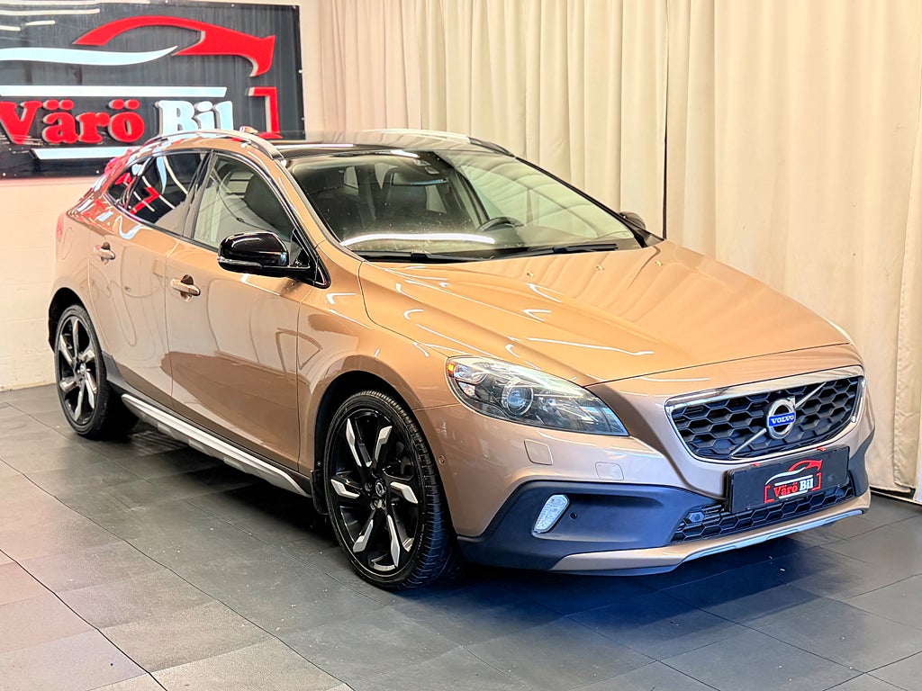 Volvo V40 Cross Country D4 l Summum l Pano l B-Kamera | Värmare