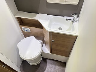 Husbil-halvintegrerad Adria CORAL SUPREME 670 SL 20 av 25