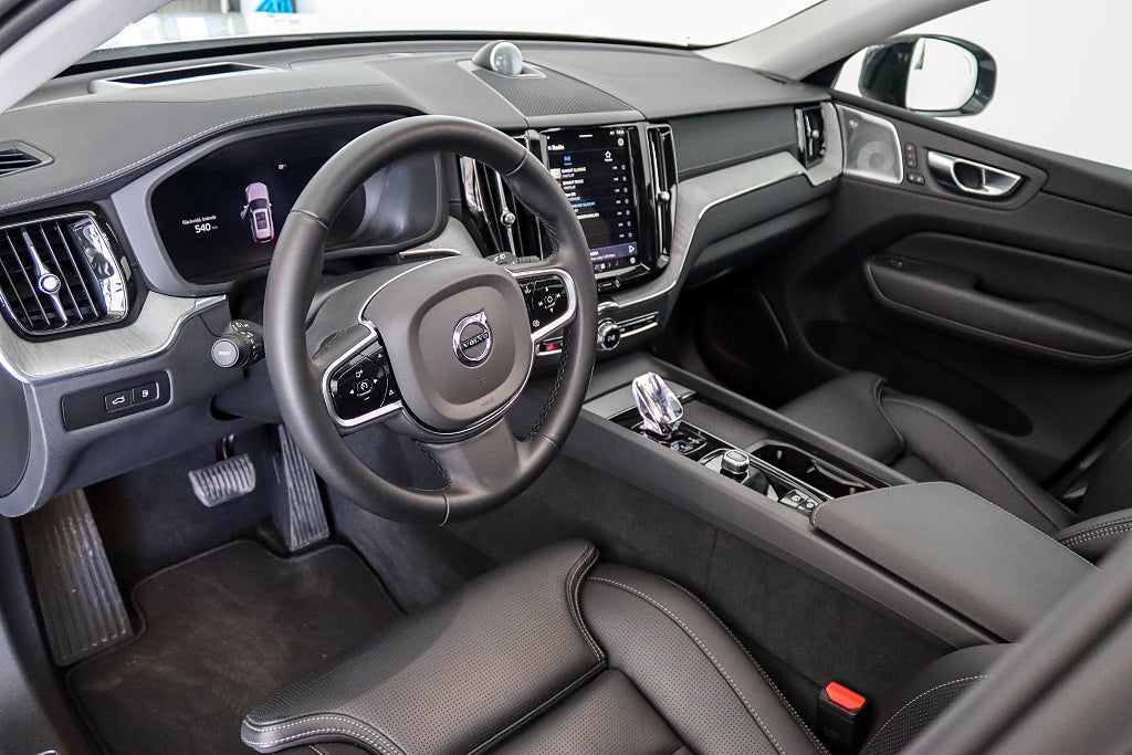 Volvo XC60 Recharge T8 AWD Ultra Dark B&W Pano Drag MOMS