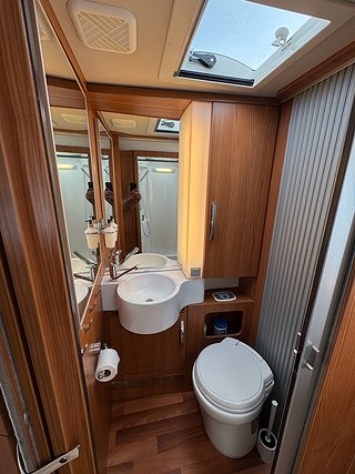 Husbil-integrerad Hymer Eriba 773 IVECO 170HK AUT 13 av 26