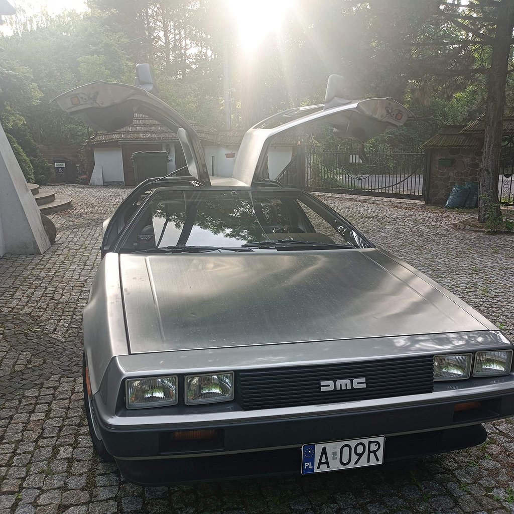 DeLorean DMC-12 