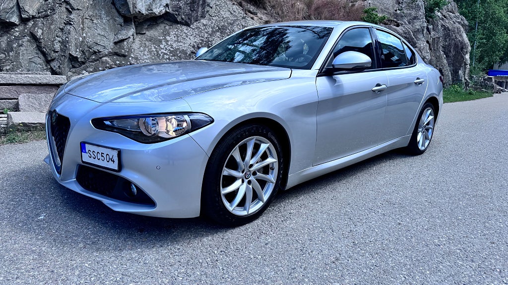 Alfa Romeo Giulia 2.2 JTD 16V Super Euro 6 Dragkrok Navi Rattvärme