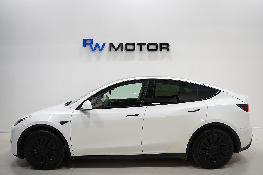 Tesla Model Y Standard Range 299hk / Dragkrok / En ägare
