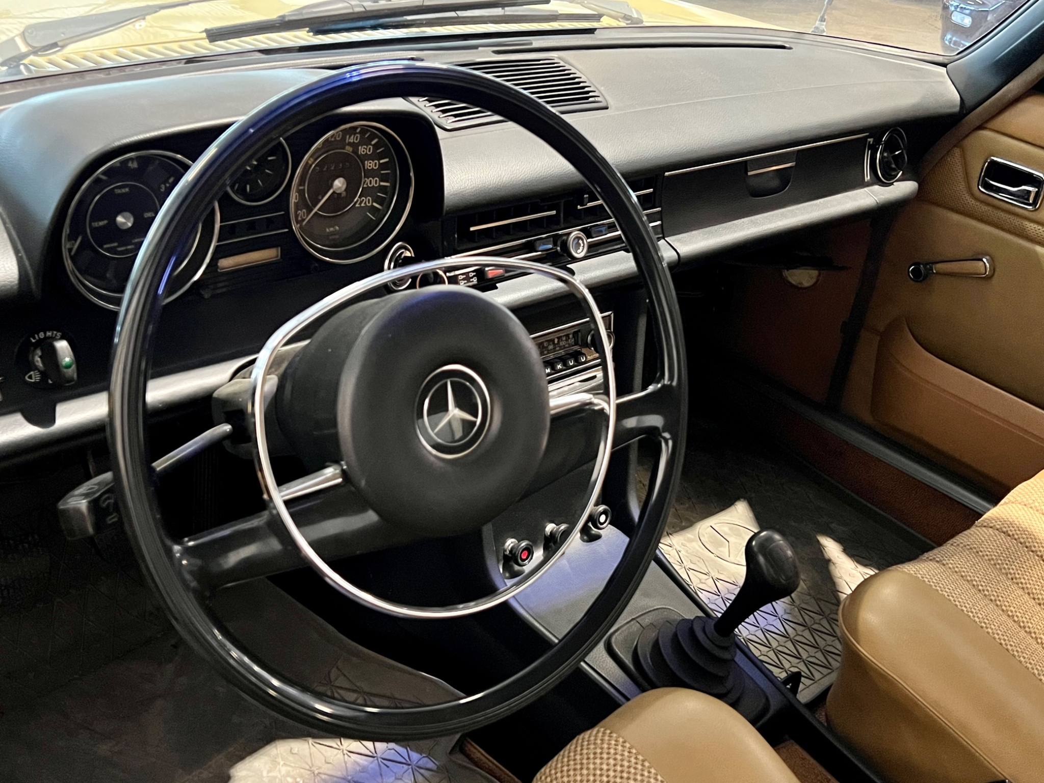 Mercedes-Benz 230 Svensksåld 1973, bild 6/23