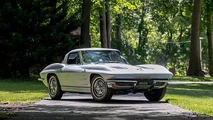 Den här Chevrolet Corvette har en split window. Foto: Mecum 