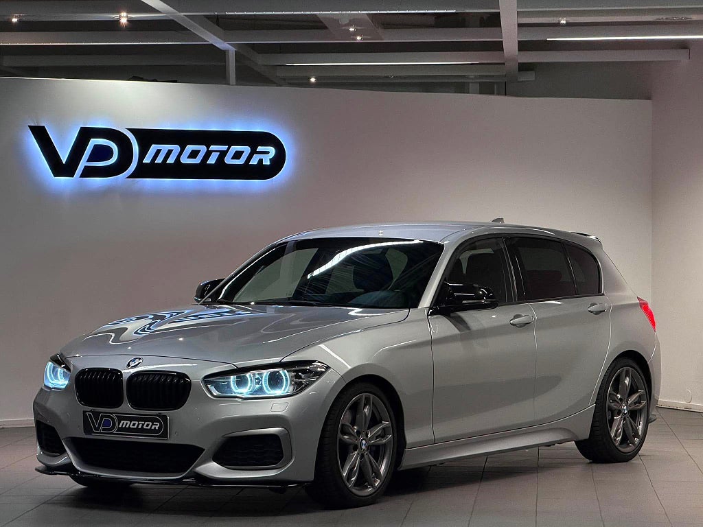 BMW M135i xDrive Aut H/K Maxton Sv-såld 326hk
