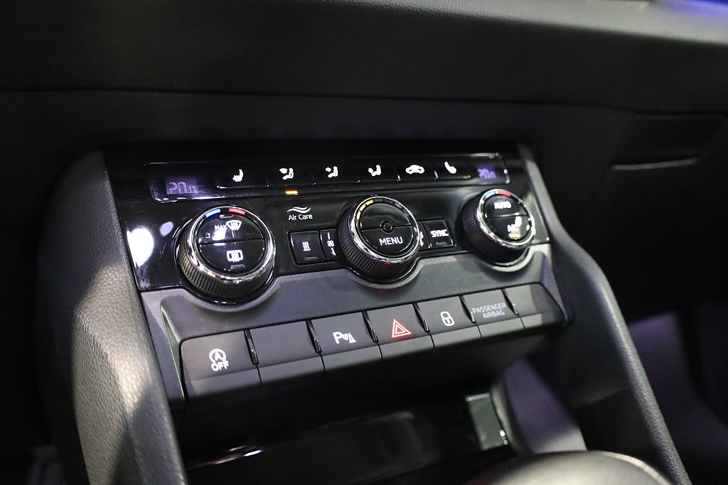 Skoda Karoq 2.0 TDI 4x4 Aut Style Drag Värmare Navi Kamera